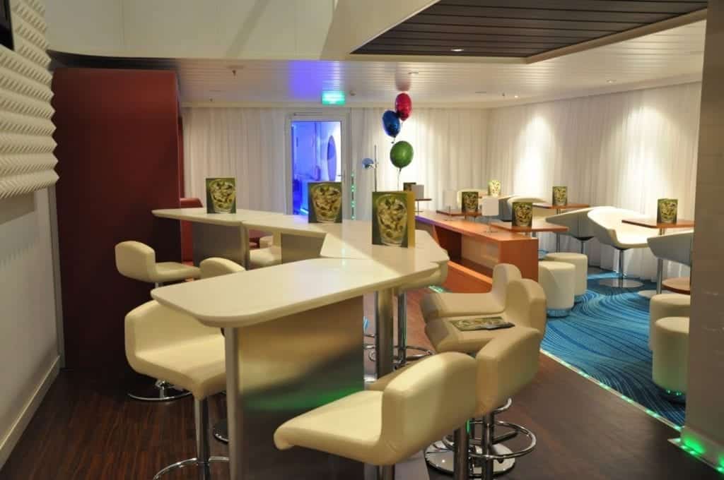 Norwegian Epic Studio Lounge for solo stateroom passengers.