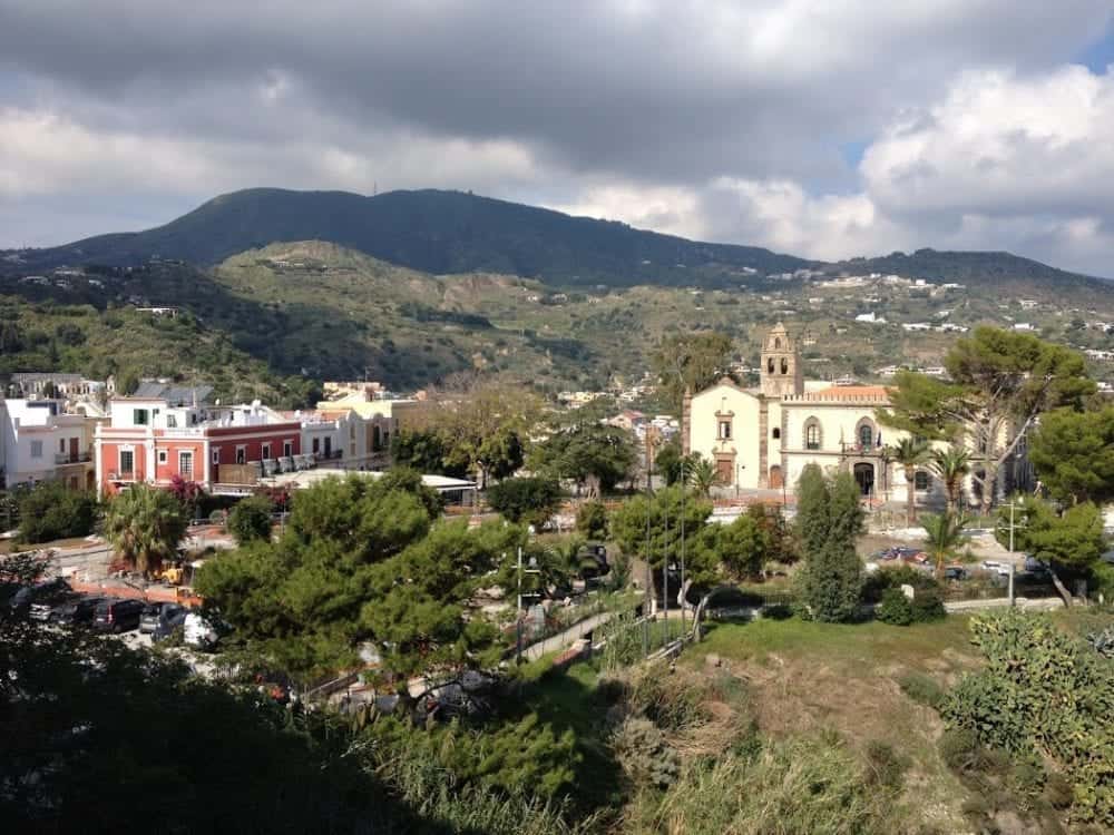 cattedrale di San Bartolomeo in the distance.