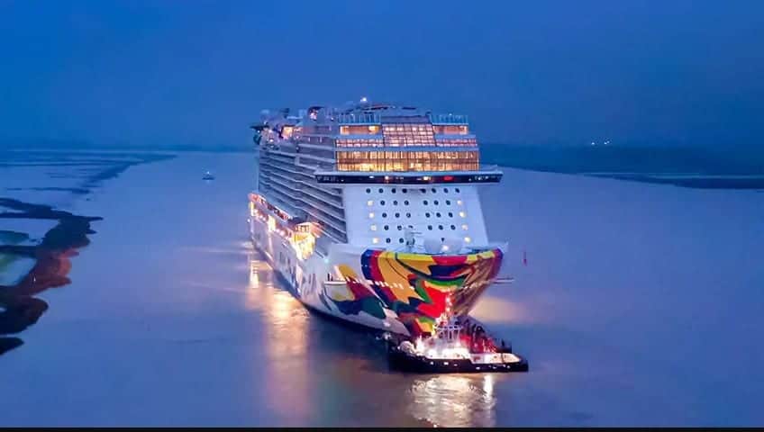 Norwegian Encore Squeezes Through the Winding Ems River