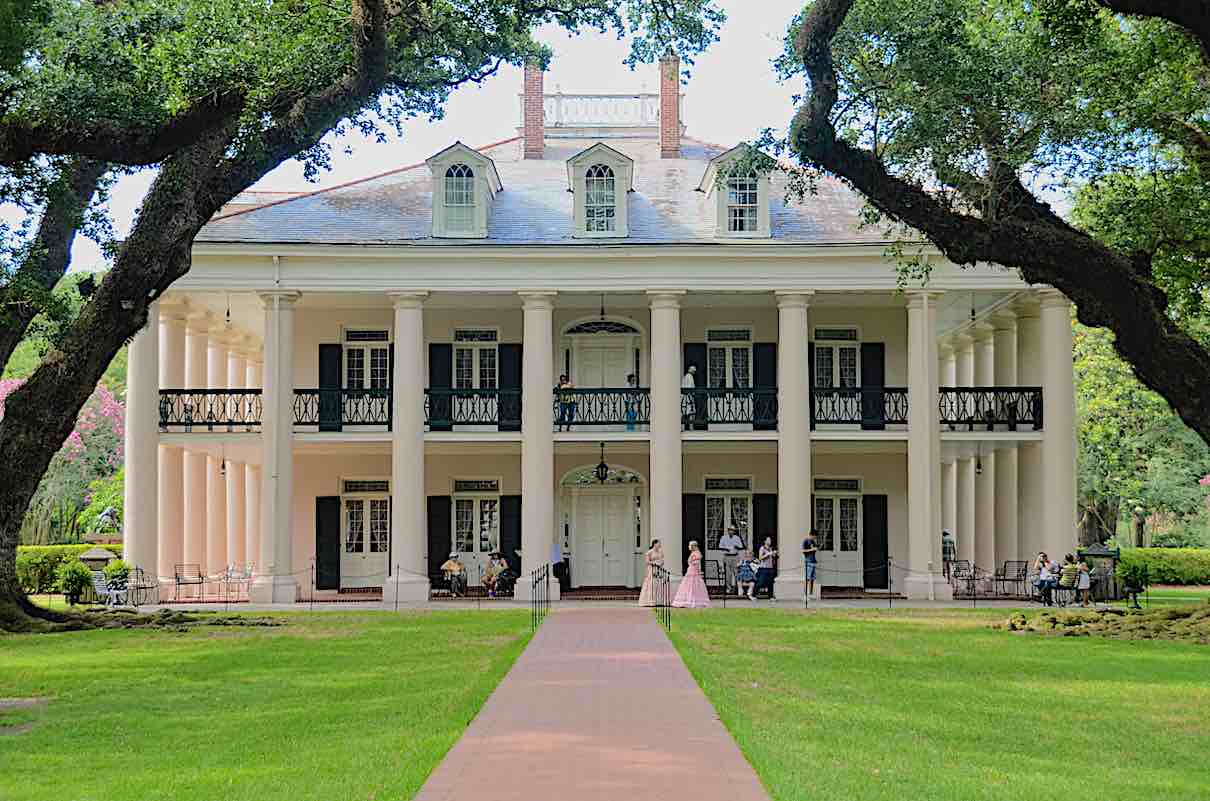 Oak Alley Plantation front entrance with oak trees